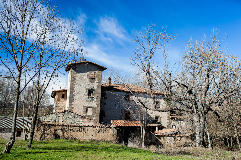 Masia de Bellfort amb  les construccions que conformen la façana principal.