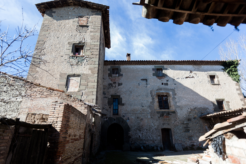 La torre i la façana amb finestres gòticorenaixentistes