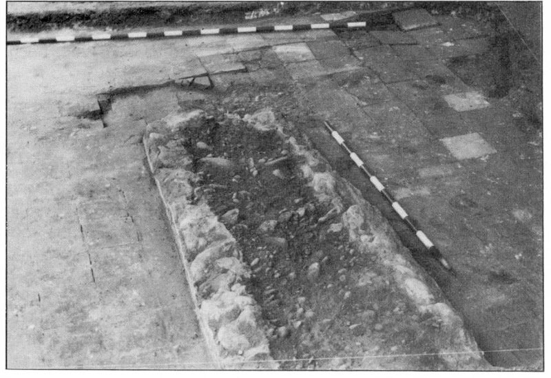Restes del mur de distribució interna de l’edifici identificat com la Casa del Comú, localitzat durant les excavacions a la plaça del Pou (1985). Foto: Walter Cruells