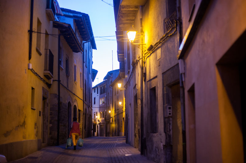 El carrer del Comte, format en època medieval dins el nucli de muralles.