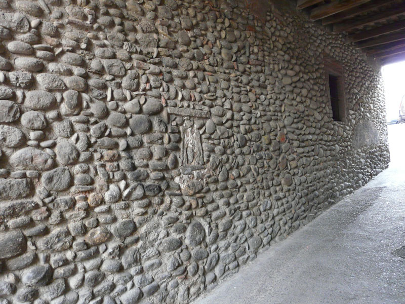 Les restes de la muralla conservades a la part posterior de l’edifici de la plaça Grau, 7.