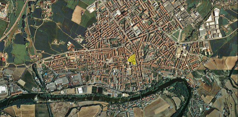 La vila de Manlleu avui amb la senyalització del petit nucli medieval que s’originà inicialment a Dalt Vila
