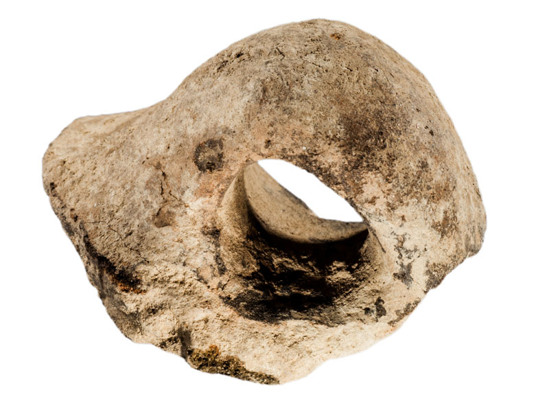 Fragment ceràmic de nansa tipus cinta, adscrit al període calcolític. Procedeix del jaciment de l’Institut de Batxillerat Antoni Pous. MIT 10473.