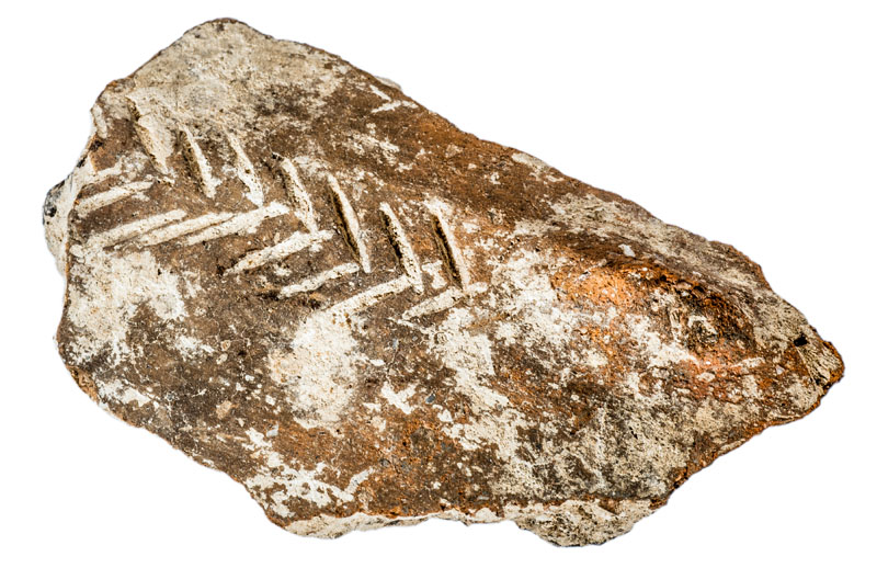 Fragment de ceràmica informe amb una franja horitzontal de decoració incisa d’espiga, adscrit al període calcolític. Procedeix del jaciment de l’Institut de Batxillerat Antoni Pous. MIT 10475. 