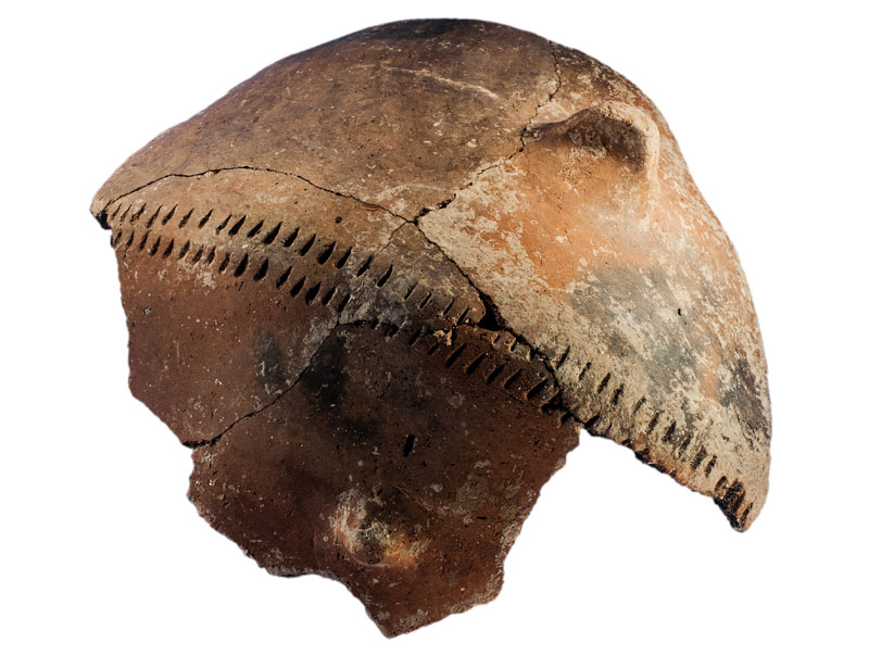 Fragment de ceràmica informe i carenada decorat amb una franja d’incisions formant una espiga en sentit horitzontal. Presenta un mugró aplicat. S'adscriu al període calcolític. Procedeix del jaciment de l’Institut de Batxillerat Antoni Pous. MIT 10516. 