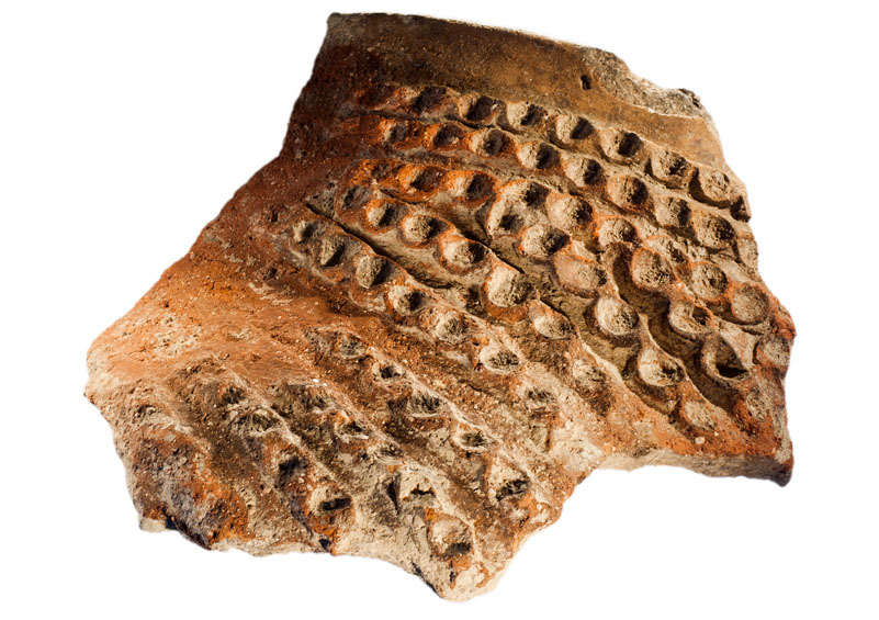 Fragment de ceràmica de gran vas hemisfèric amb perfil en “S” i decoració de cordons amb impressió digital. S'adscriu al període calcolític. Procedeix del jaciment de l’Institut de Batxillerat Antoni Pous. MIT 10684.