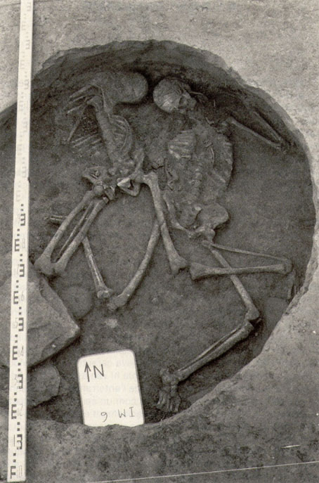 Vista de l’estructura funerària IM-6 corresponent a un enterrament en fossa doble