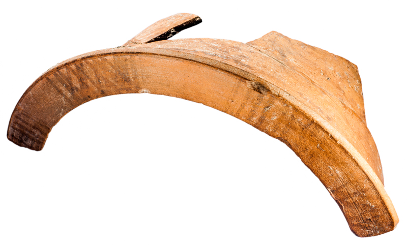 MIT.1100. Peça del rebost de les cases ibèriques: càlat de ceràmica ibèrica pintada. Detall dels motius geomètrics de la vora del recipient per contenir mel o greix (200 aC-25 dC). Can Caseta.