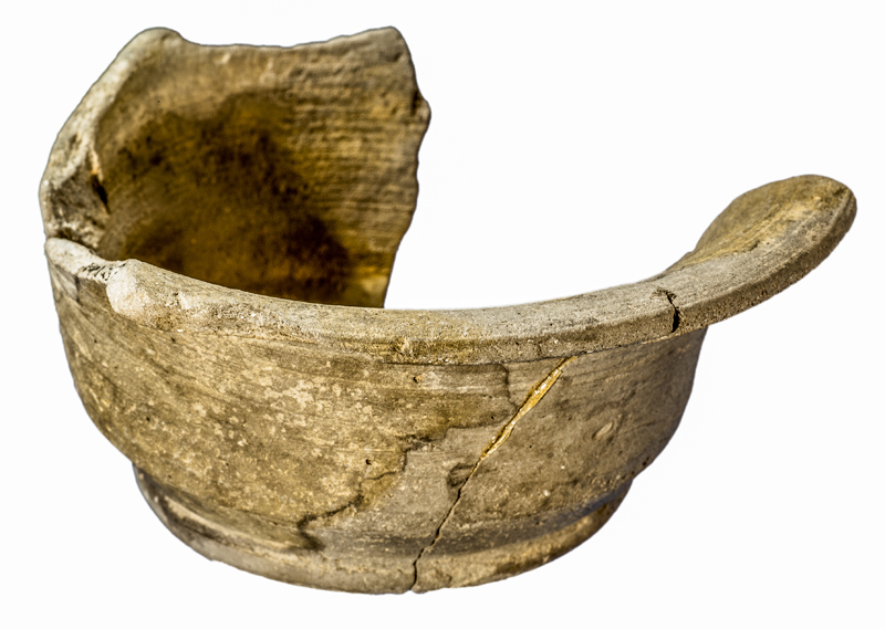 MIT.10015. Vaixella de taula: copa de ceràmica grisa de la costa catalana. És una imitació local de copa de vernís negre itàlic amb aquesta forma (100-25 aC). Can Caseta.