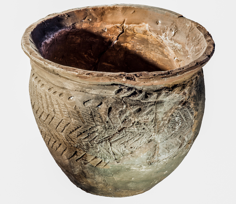 MEV.7280. Vas de ceràmica feta a mà amb decoració aplicada de cordó i motius impresos i incisos (digitals, d’espigues, oblics, de petxines o <em>cardium</em>) (segles <span style=\