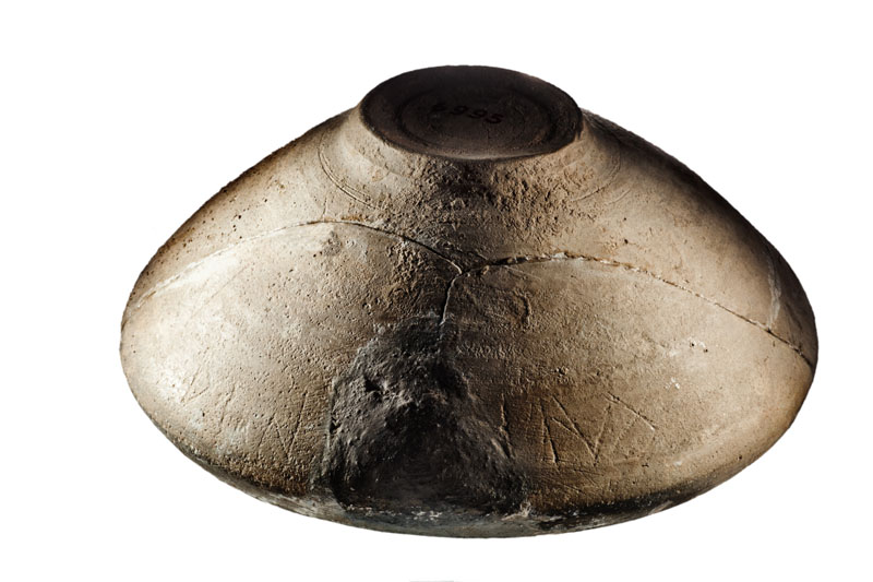 MIT.6995 Vaixella de taula: escudella de ceràmica comuna ibèrica oxidada. Bol per a les escudelles i potatges, amb inscripció ibèrica amb els mots BELE i NAR prop de la vora. Era costum posar el nom del propietari o propietària en les peces del servei de taula (finals del segle <span style=\