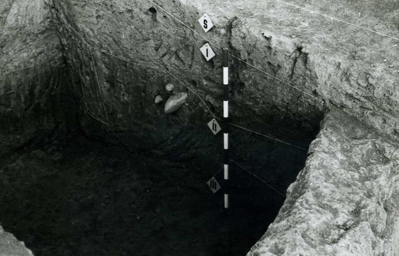 Detall de l’estratigrafia d’un dels quadres de l’excavació de Can Caseta l’any 1974.