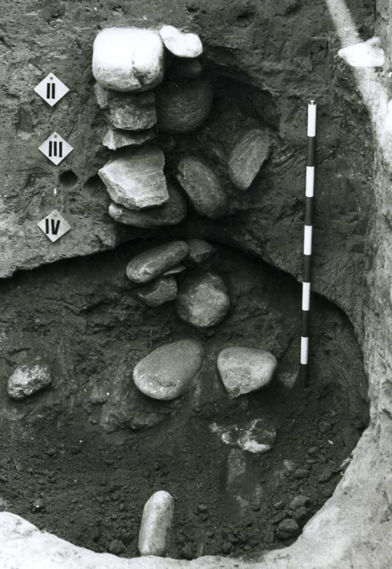 Estratigrafia de la sitja documentada dins una dels habitatges del poblat. Can Caseta, 1974.