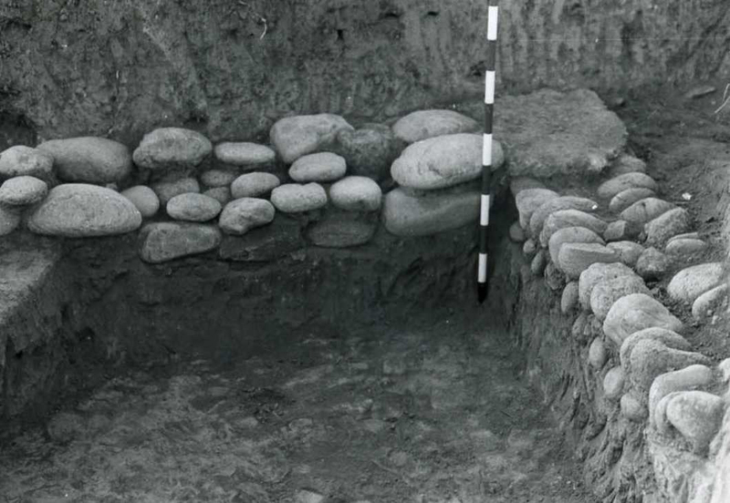 Excavació d’una de les estances de planta rectangular d’una casa del poblat de Can Caseta, el 1974.