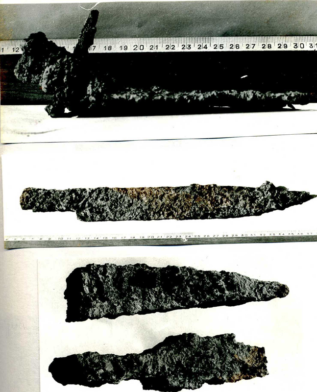 Instrumental de ferro iberoromà corresponent a un ganivet, una aixada i dues eines de tall, documentats a l’excavació de Can Caseta, 1974.