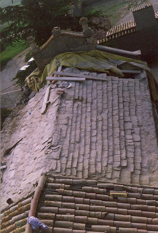 Imatge de la teulada de l’església durant les obres realitzades l’any 1992 en què fou recuperada la coberta romànica de lloses. Fotografia: Carme Subiranas