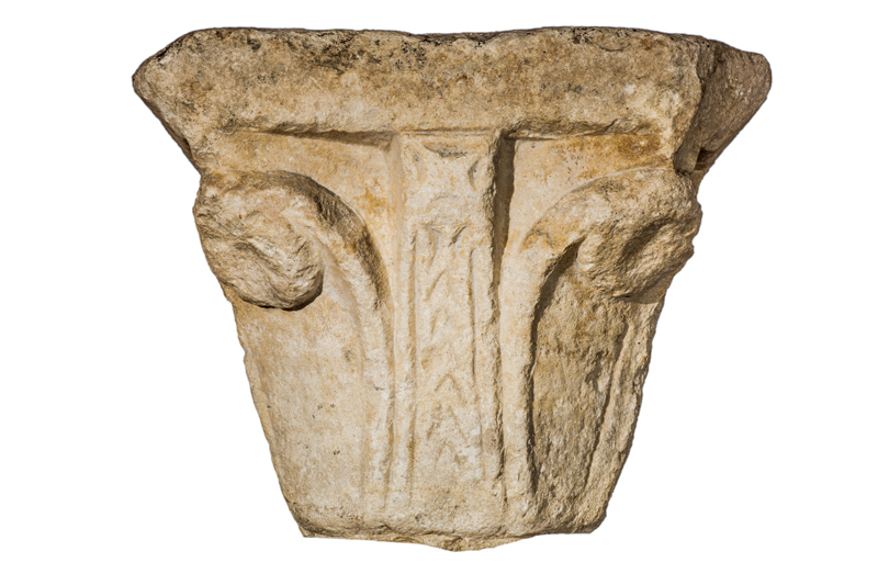 Capitell romànic, possiblement procedent de l’antic claustre. Es conserva actualment al Museu Episcopal de Vic. Forma part del conjunt d’elements arquitectònics recollits durant el desenrunament de l’església després de ser dinamitada l’any 1936. Identificat amb la lletra C en els dibuixos publicats per F. Pujol.  MEV16736