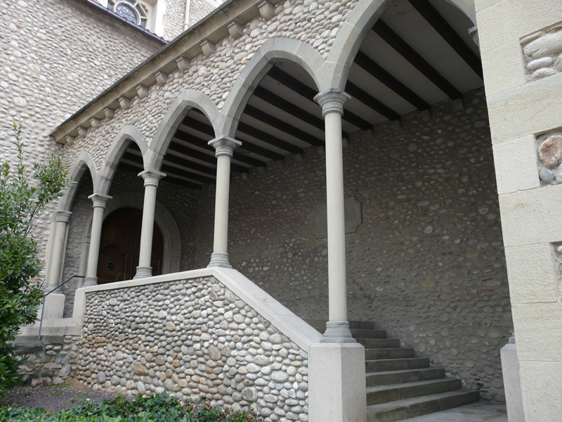 Restes del claustre goticorenaixentista construït per Marc Antoni Tarafa l’any 1571 i actualment reubicades a l’atri de comunicació entre l’església i la rectoria. 