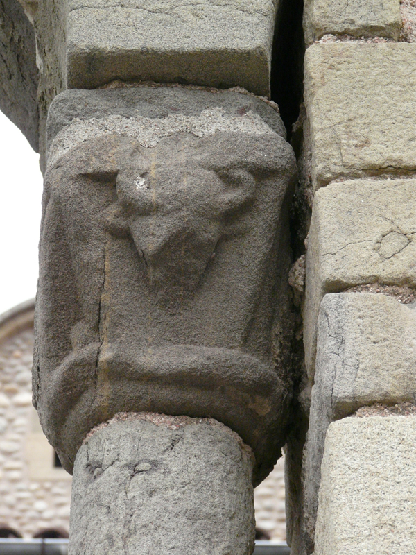Detall d’un dels capitells del claustre romànic del monestir conservats actualment .