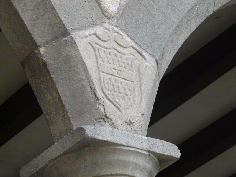 Detall de l’escut de Marc Antoni Tarafa conservat a les restes del claustre goricorenaixentista. 