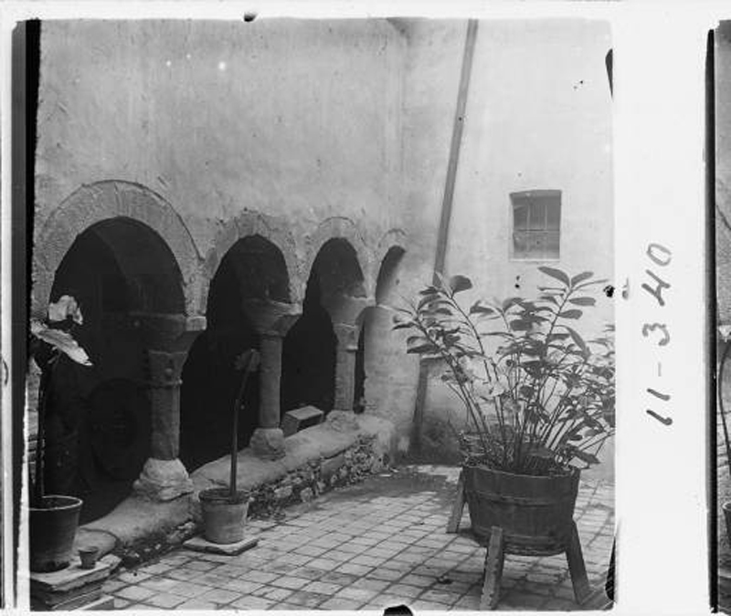 Vista d’una galeria del claustre tal com era l’any 1916. Foto de J. Salvany. Biblioteca de Catalunya. Fons Josep Salvany. 