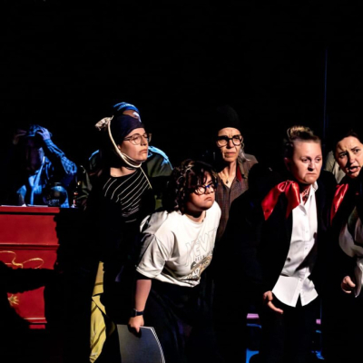 1600-1783336516-xit-absolut-a-el-drac-dor-lespectacle-final-del-taller-teatral-dadults-quin-goig.jpg