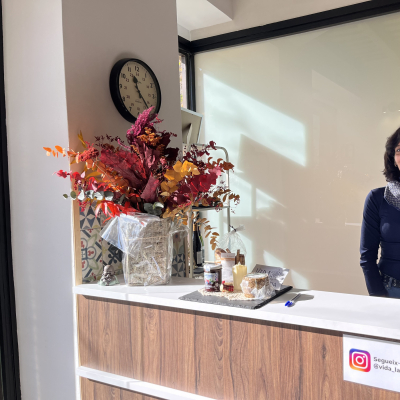 La Mònica darrere el taulell de Vida làctia.jpeg